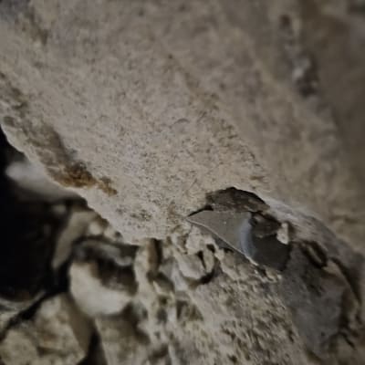 קיר שבור עם צינור מתכת חשוף