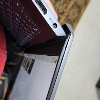 מחשב נייד פתוח עם מקלדת ומסך חלקי