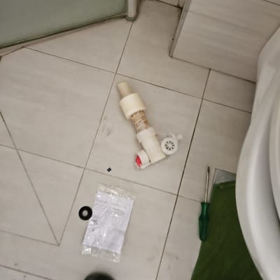 חלקי אינסטלציה על רצפת חדר אמבטיה