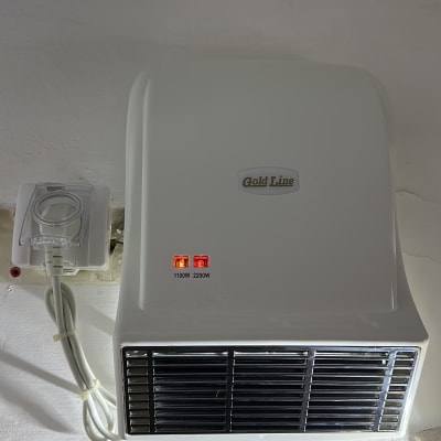 מאוורר קיר עם חיבור חשמלי ותווית Gold Line