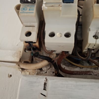 מפסקי חשמל וחוטים חשופים בלוח חשמל