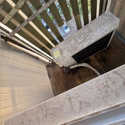 יחידת מזגן חיצונית מלוכלכת על מרפסת