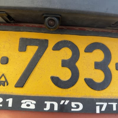 לוחית רישוי של רכב עם מצלמה אחורית