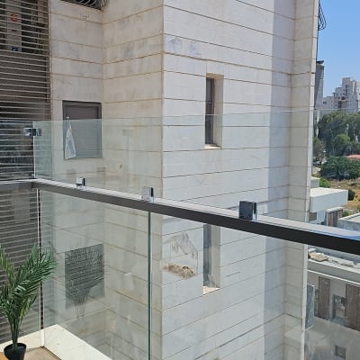מעקה זכוכית במרפסת בניין מודרני