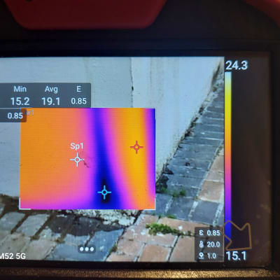 תצוגת מצלמה תרמית עם נתוני טמפרטורה