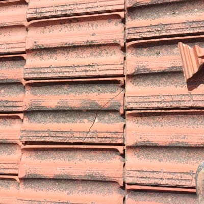 רעפים על גג עם סדק ונעל עבודה