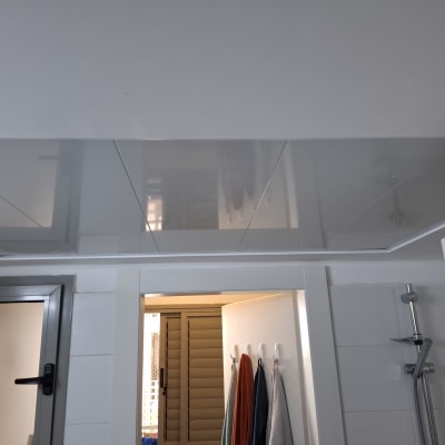 תקרת גבס עם לוחות מבריקים בחדר אמבטיה