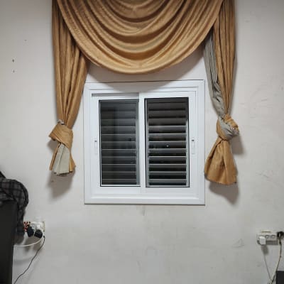 חלון עם תריסי אלומיניום לבנים