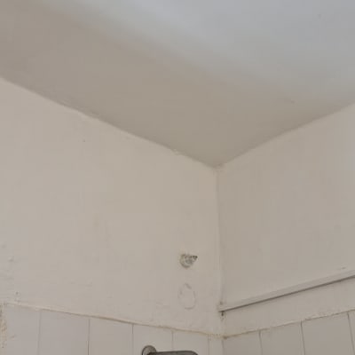 תיקון קיר ותקרה בחדר אמבטיה עם אריחים