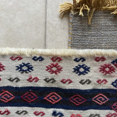 שטיח עם דוגמאות צבעוניות על רצפה בהירה