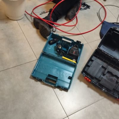 אדם עובד עם כלי עבודה וצינורות על הרצפה