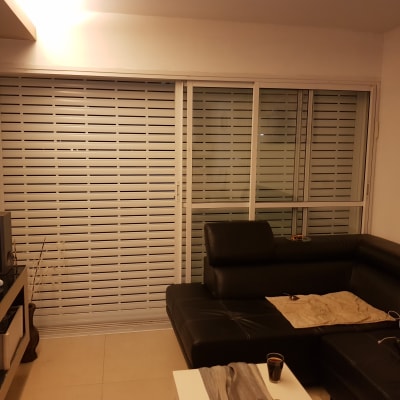 חלון אלומיניום עם תריסים סגורים בסלון