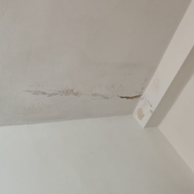 קיר עם סדקים ותיקוני צבע