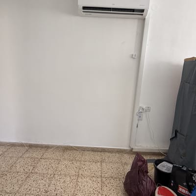 חדר עם מזגן, ארון מכוסה, שקיות על הרצפה