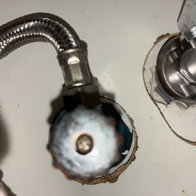 חיבורים וצינורות מתכת בתחום האינסטלציה