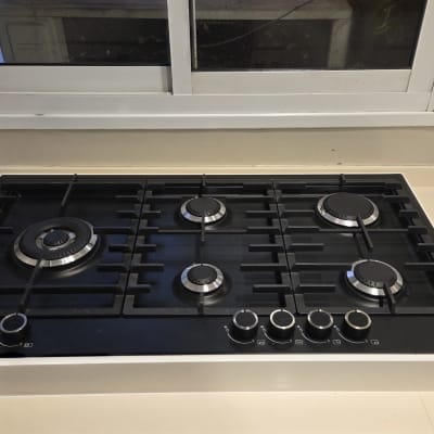 תנור גז עם כפתורים במטבח