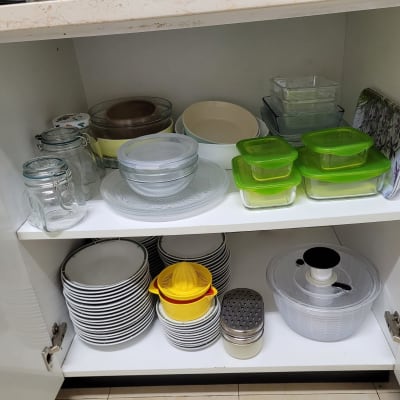 כלי אחסון מפלסטיק וזכוכית בארון מטבח