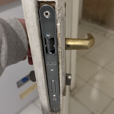 מנעול דלת עם ידית זהב