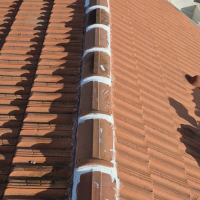 גג רעפים עם איטום לבן לאורך הקו המרכזי