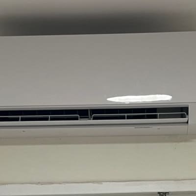 התקנת מזגן עילי לבן מתוצרת AUX על קיר מעל דלת
