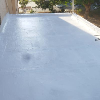 גג אטום בלבן עם ציפוי איטום