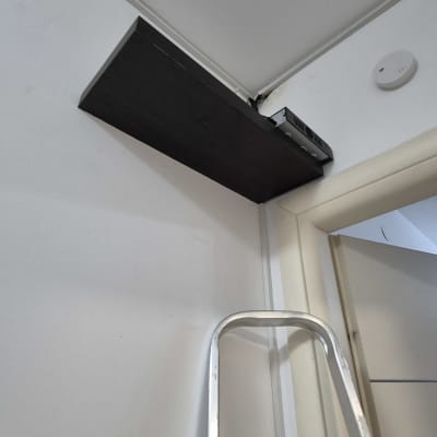 מכשיר אלקטרוני על מדף בפינת חדר