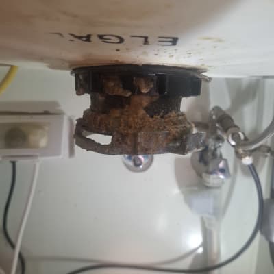 צנרת חלודה מתחת לכיור עם חיבורים וצינורות