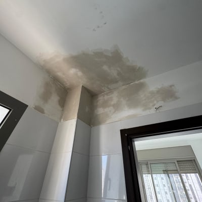 תיקון קיר עם סימני רטיבות ותיקון צבע