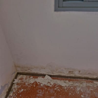 קיר מתקלף עם חלון קטן, סימני שיפוץ