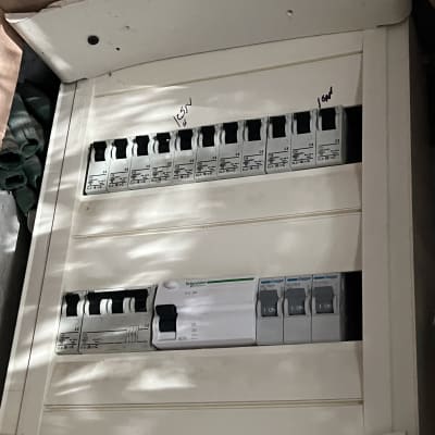 לוח חשמל עם מפסקים ומתגים חשמליים