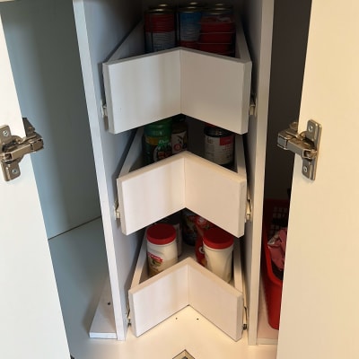 ארון מטבח פתוח עם מדפים פינתיים ומוצרי מזון