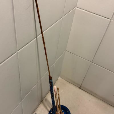 חלקי דוד שמש חלודים על רצפה