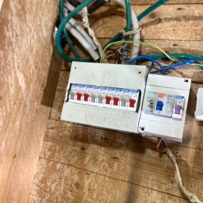 לוח חשמל עם מפסקים וחוטי חשמל צבעוניים