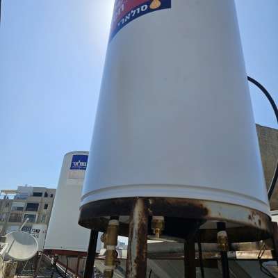 דוד שמש מותקן על גג עם צינורות חיבור