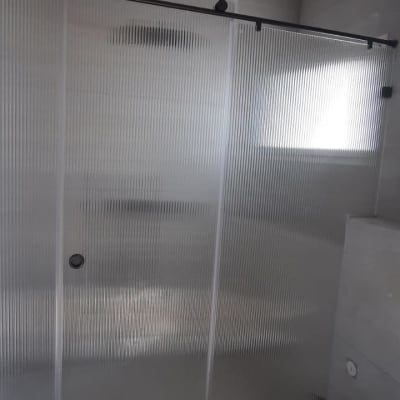 דלת מקלחת זכוכית מחוספסת עם מסגרת שחורה