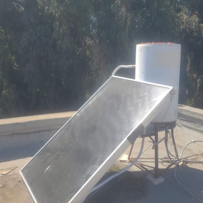 דוד שמש עם קולטן על גג שטוח