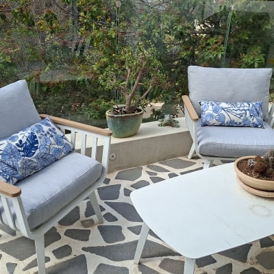 מרפסת עם כורסאות, שולחן וצמחייה