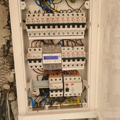 לוח חשמל עם חוטים ומפסקים חשמליים