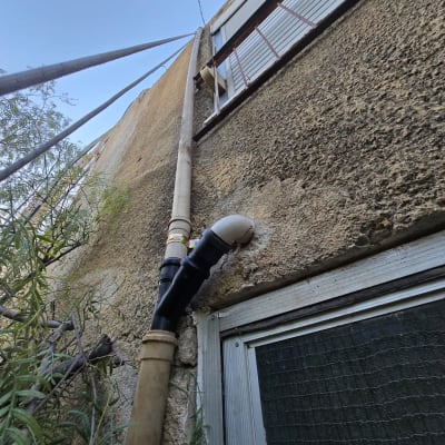 צינור מותקן על קיר חיצוני של בניין