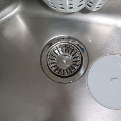 כיור נירוסטה עם מסנן מתכת עגול