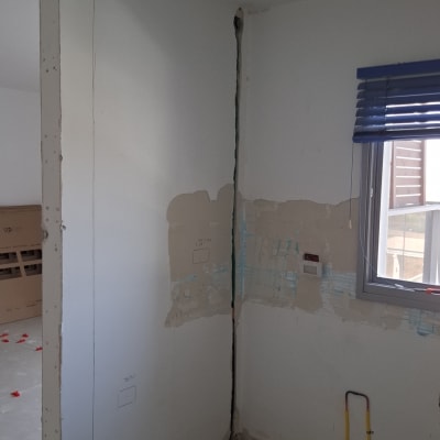 חדר בבנייה עם קירות חשופים וכלי עבודה