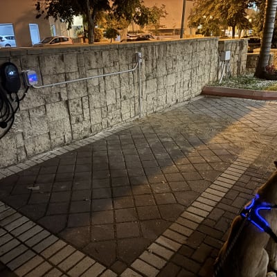 עמדת טעינה לרכב חשמלי על קיר חיצוני