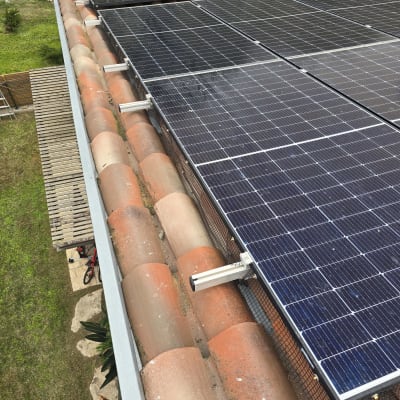 רשת מונעת כניסת יונים מתחת לפאנלים סולאריים