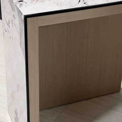 שולחן עם משטח שיש ועץ