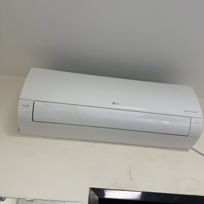 מזגן על קיר לבן בחדר