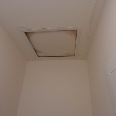 כתם רטיבות בתקרה עם מסגרת לבנה