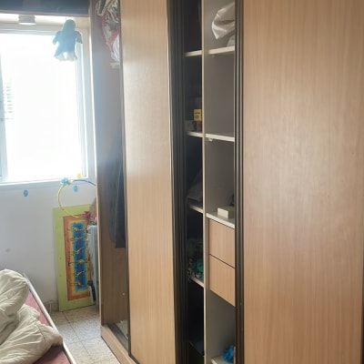 ארון עץ עם דלתות הזזה פתוחות וחלל אחסון