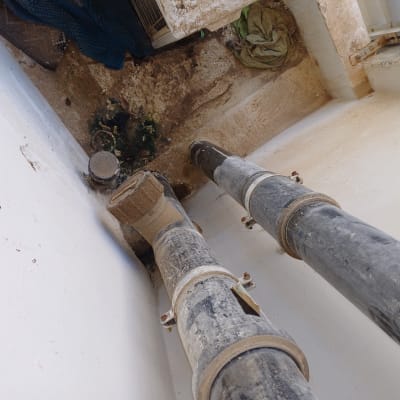 צינורות ביוב ישנים עם חיבורים וחלודה