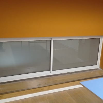 חלון אלומיניום עם מסגרת לבנה