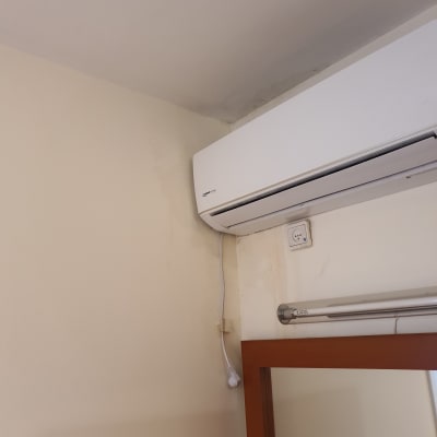 כתם רטיבות על קיר ליד מזגן